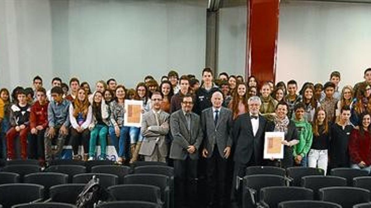 Los alumnos premiados y los profesores junto a Albert Sáez, Lluís Font y el director general de Endesa en Catalunya, Josep Maria Rovira,