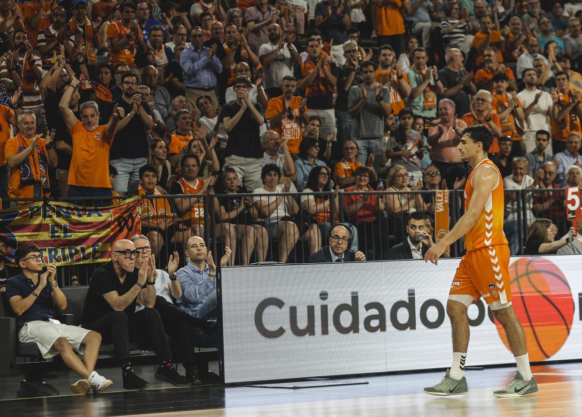 Álvaro Cárdenas, ovacionado por la afición camino al banquillo en el segundo partido de la semifinal.