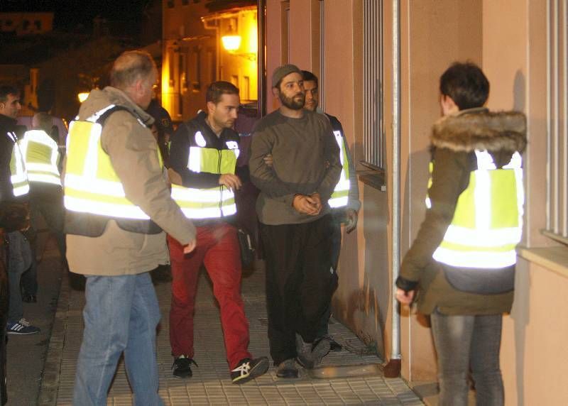 Un turolense estrella su coche contra la sede del PP en Madrid