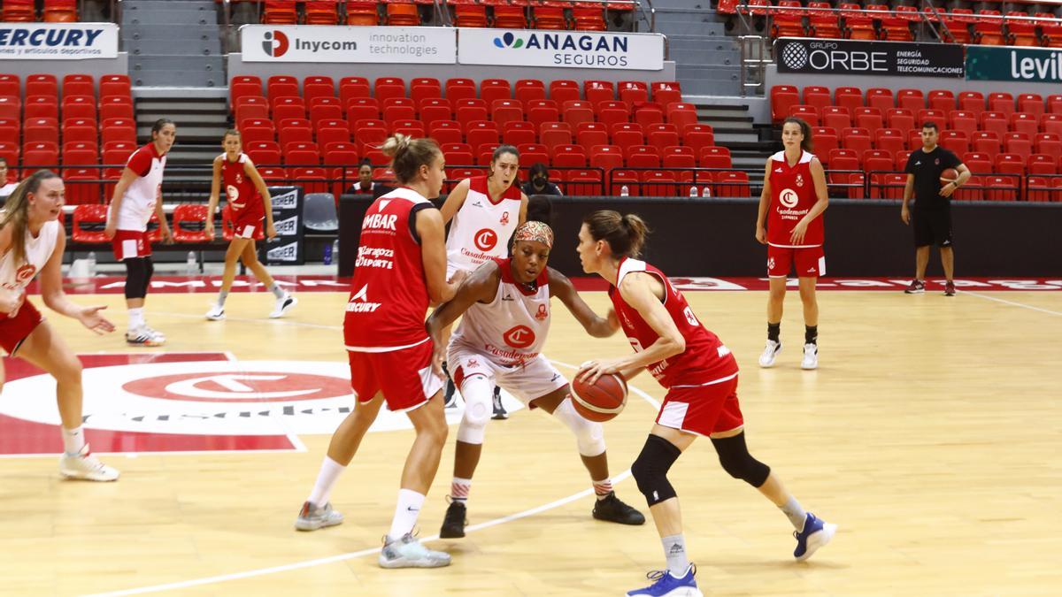 Anna Cruz pasa un bloqueo en el entrenamiento de hoy