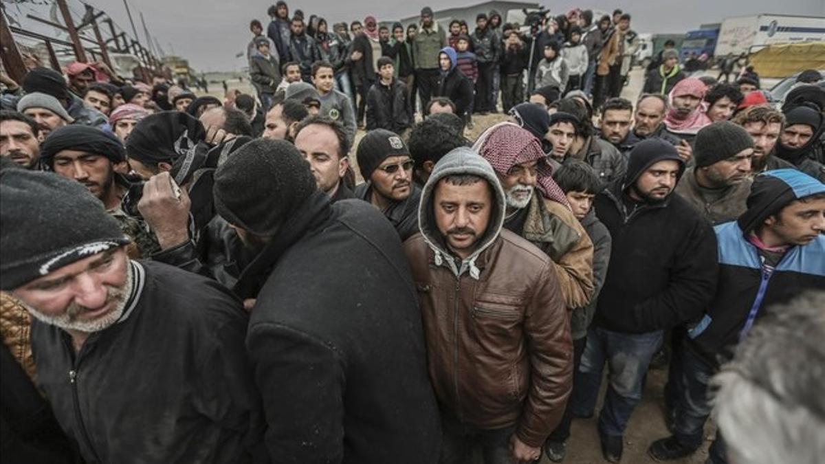 Miles de refugiados sirios se agolpan en la frontera con Turquía, huyendo de los bombardeos del Ejército de Asad y de Rusia para recuperar Alepo.