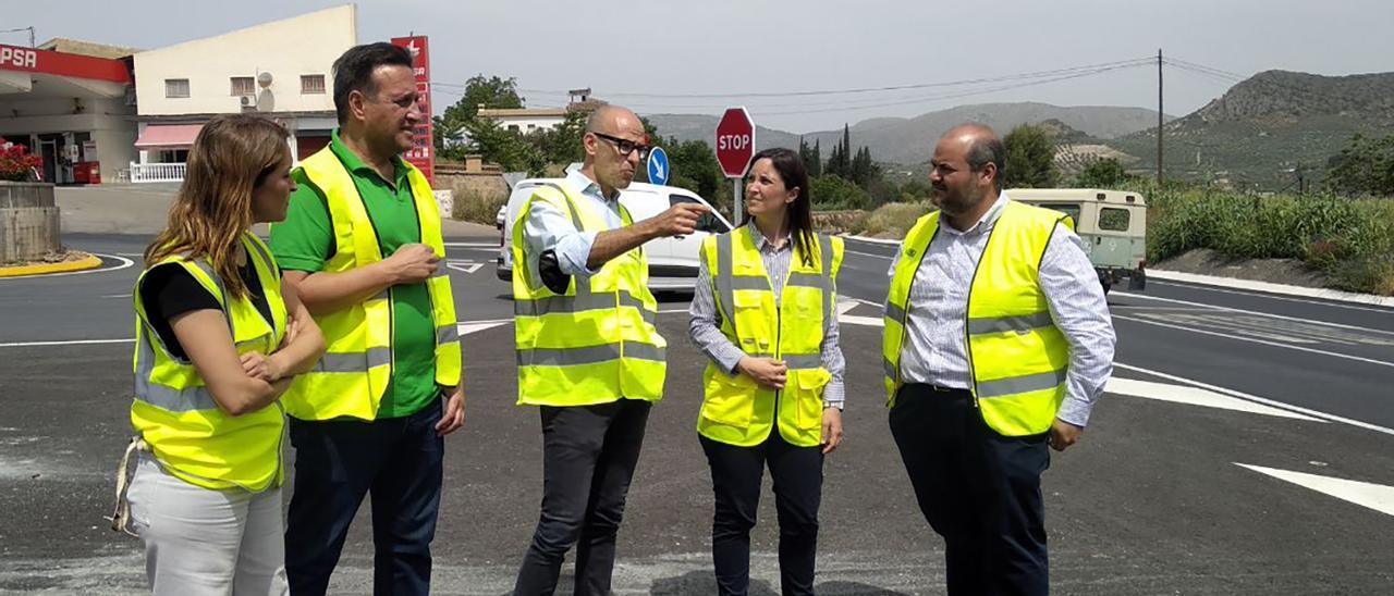 Casanueva, en el centro, en Priego durante su visita a las obras.