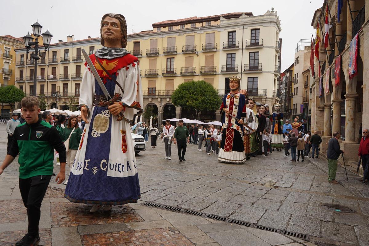 Encuentro de gigantes y cabezudos Encuentro de gigantes y cabezudos