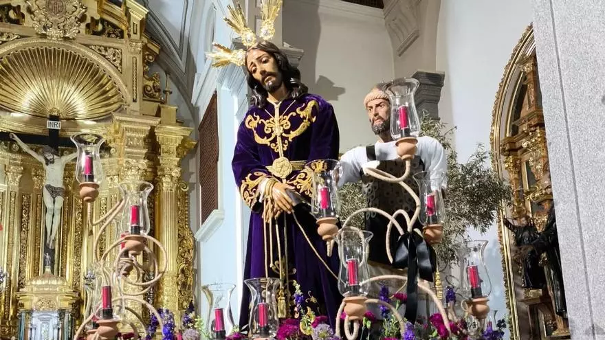 Los pueblos desafían al cielo y reducen recorridos para vivir el Lunes Santo