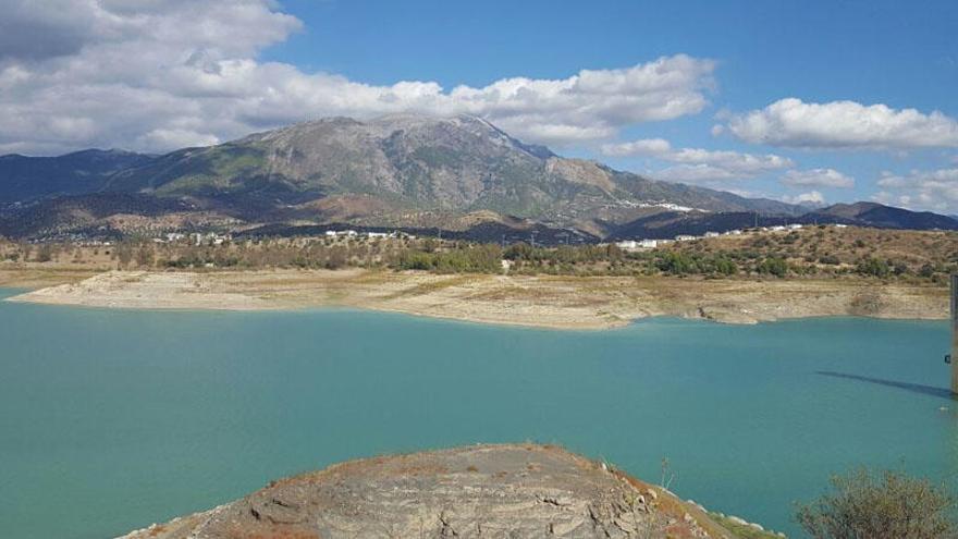 Vista general del embalse de La Viñuela, uno de los más afectados por la falta de lluvias en la provincia.
