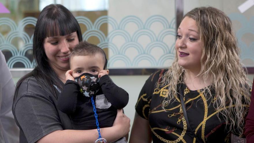 Derek posa junto a sus madres Raquel (i) y Nerea (d).