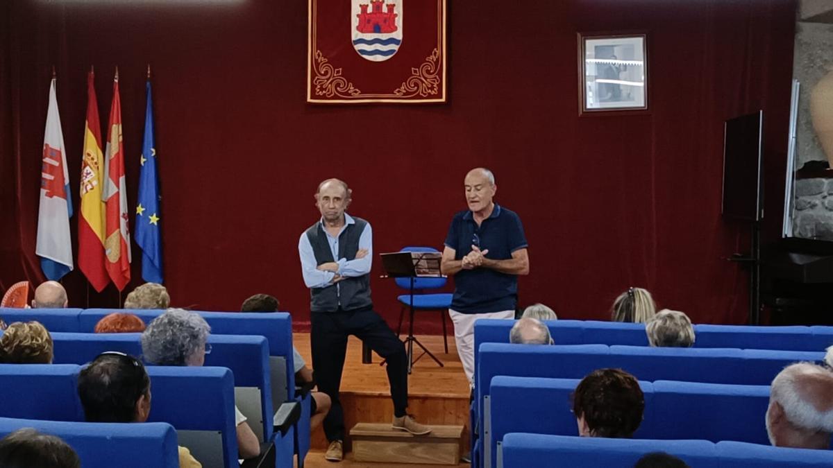 Daniel Pérez, a la izquierda, presentado por Carlos Funcia