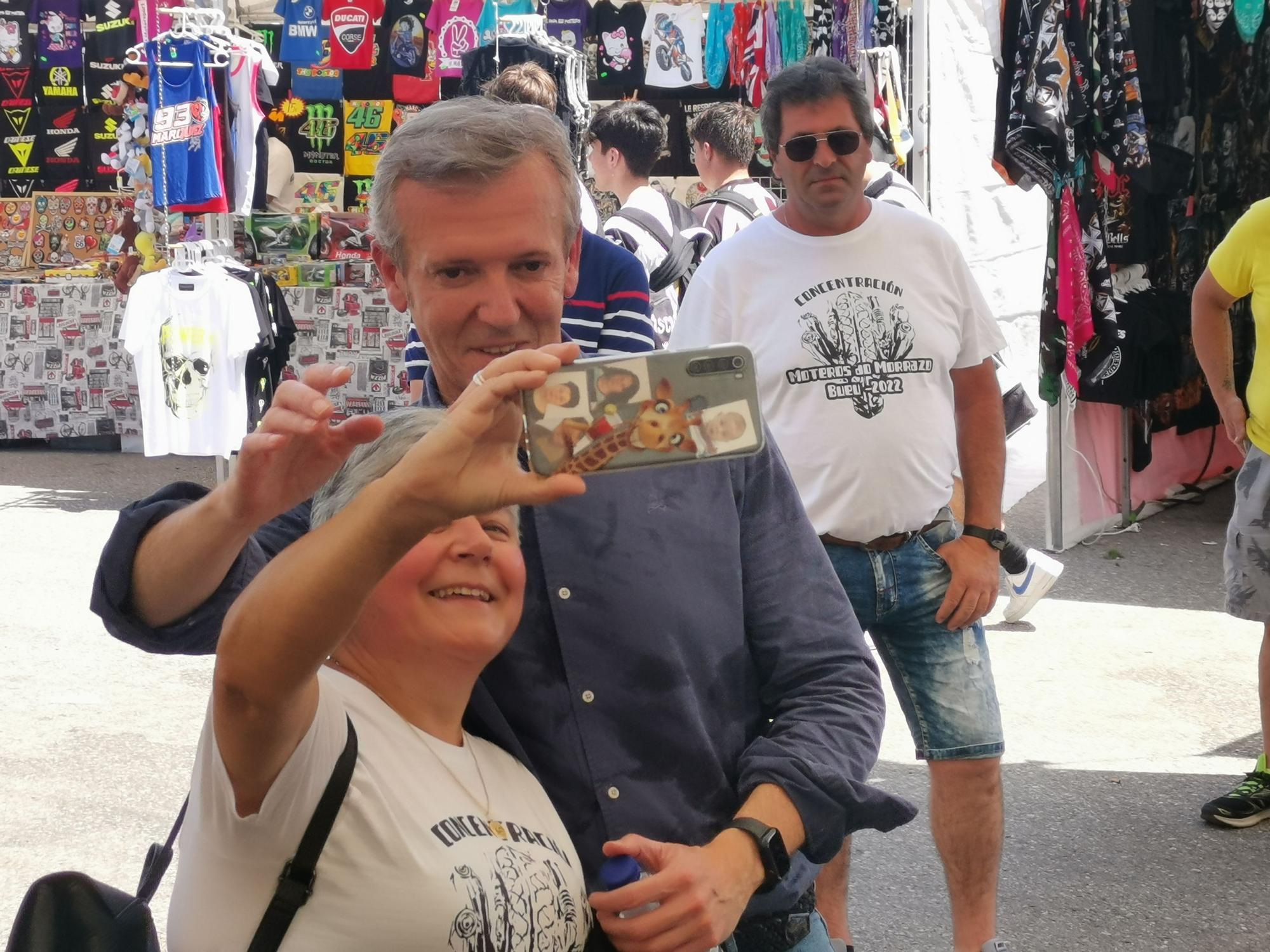 El presidente de la Xunta se hace un selfie con una asistente al evento.