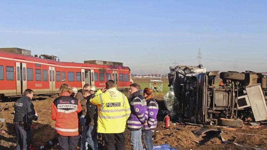Muere el conductor de un camión que chocó con un tren en Alemania