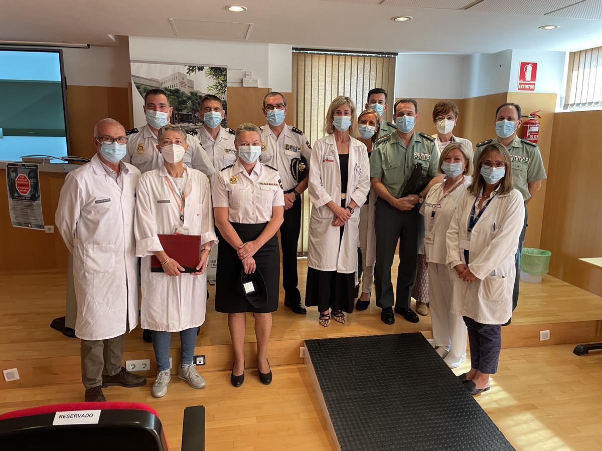 Representantes de la Policía Nacional y la Guardia Civil en la jornada en el Hospital de Sant Joan