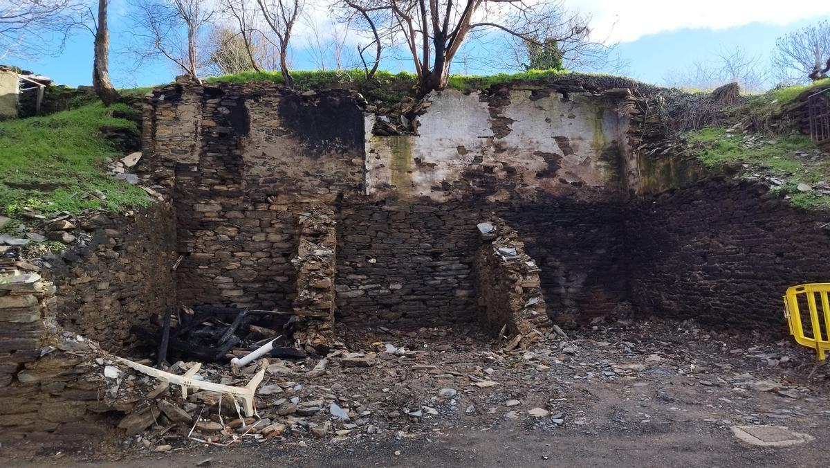 Los estragos del fuego, aún visibles en Alixo, O Barco de Valdeorras.