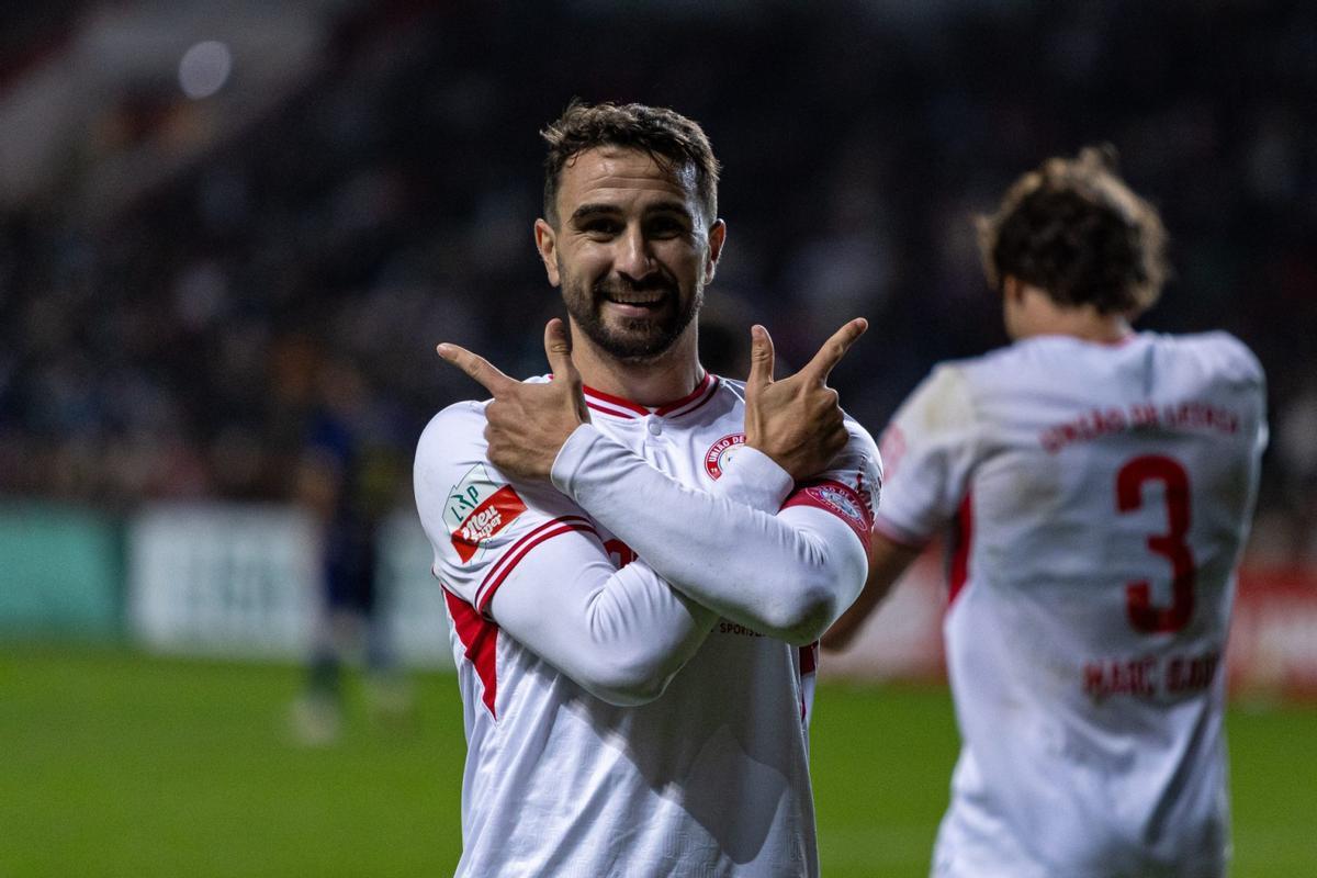 Juan Muñoz celebra un gol con el União Leiria
