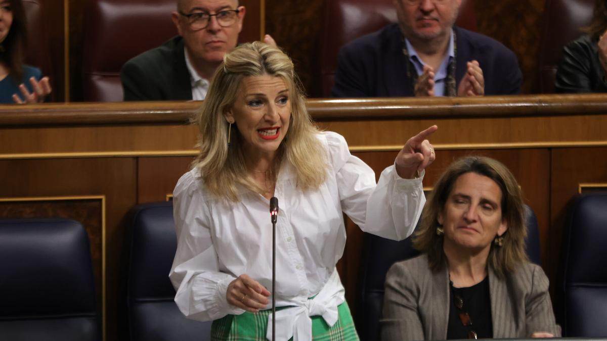 La vicepresidenta segunda y ministra de Trabajo y Economía Social, Yolanda Díaz, interviene durante una sesión plenaria, en el Congreso de los Diputados.