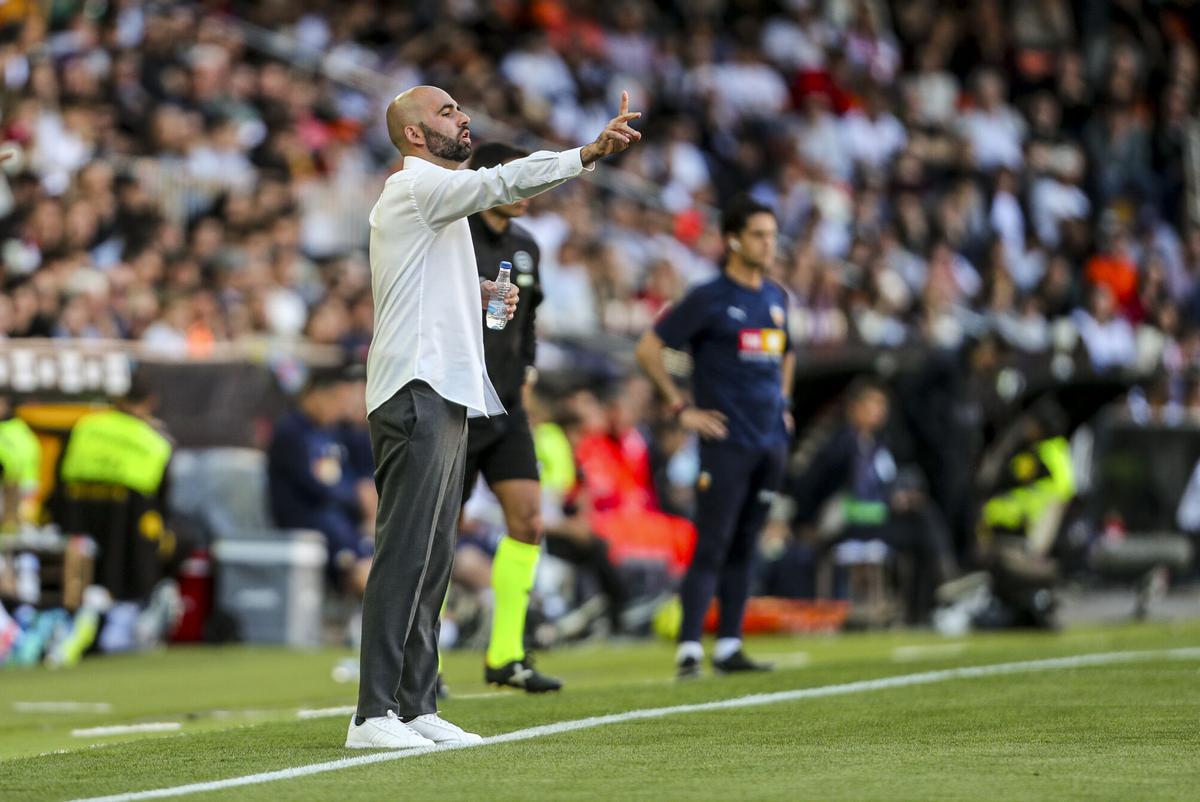 Claudio Giraldez, da indicaciones desde la banda durante el partido