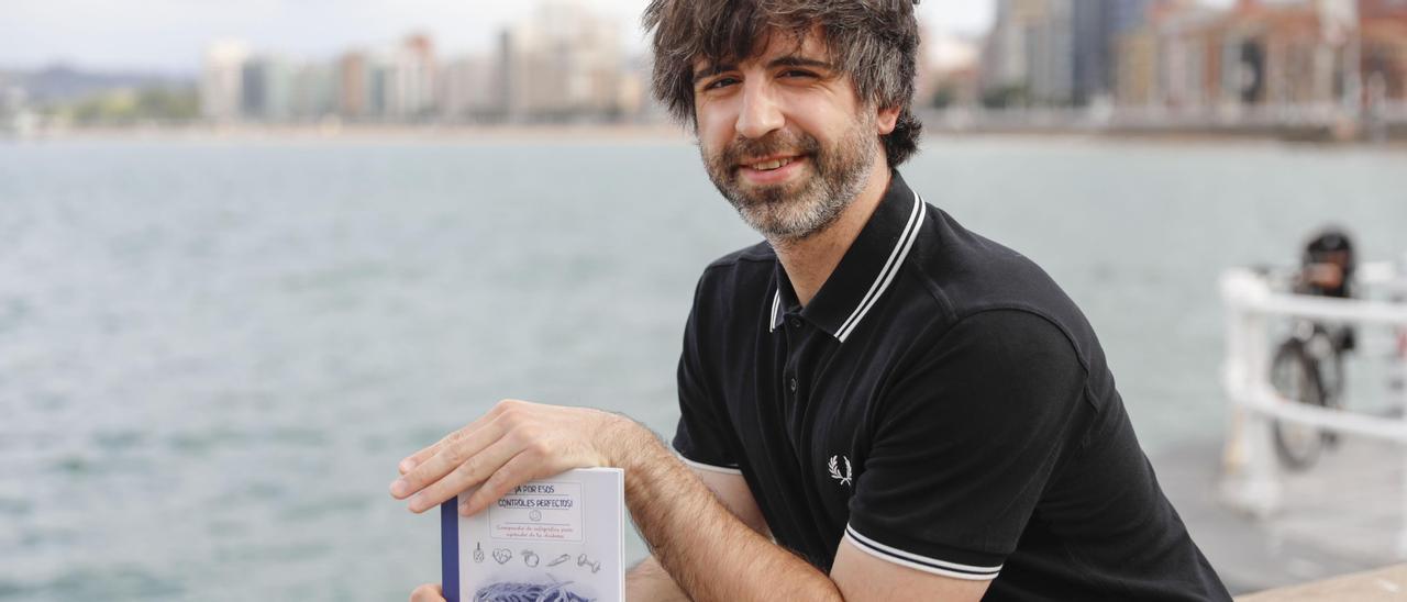 Adrián Díaz, en la playa  de San Lorenzo.