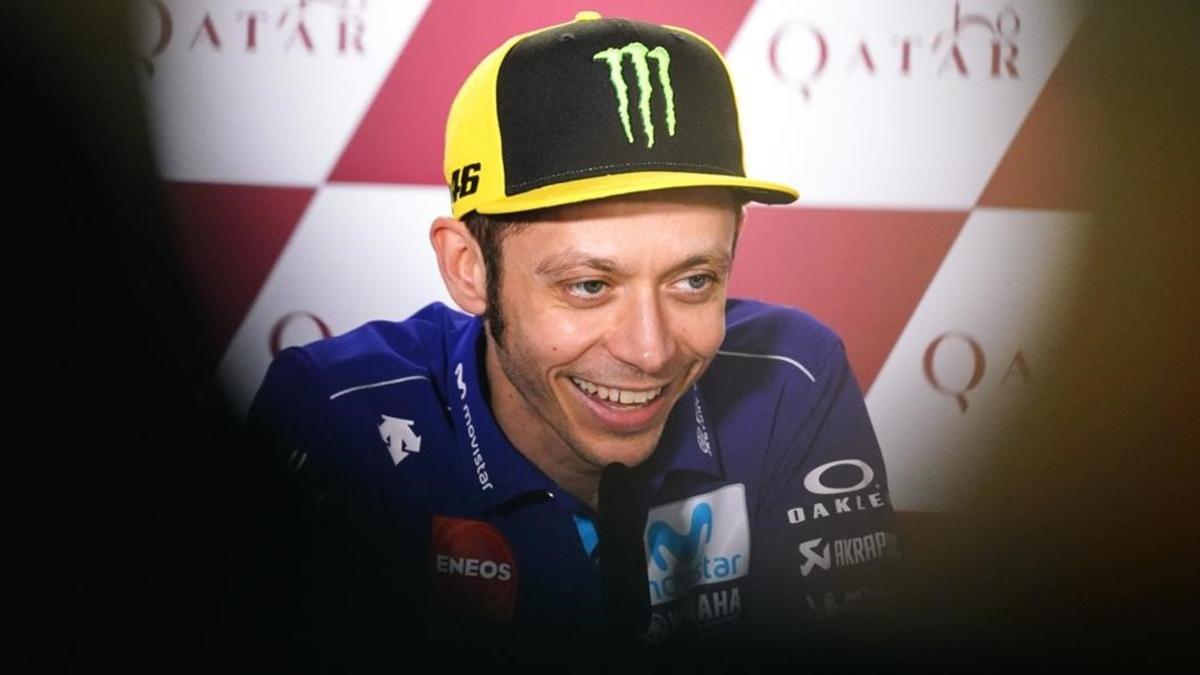 Valentino Rossi sonrie en la conferencia de prensa de hoy, en Doha (Catar), donde anunció su continuidad.