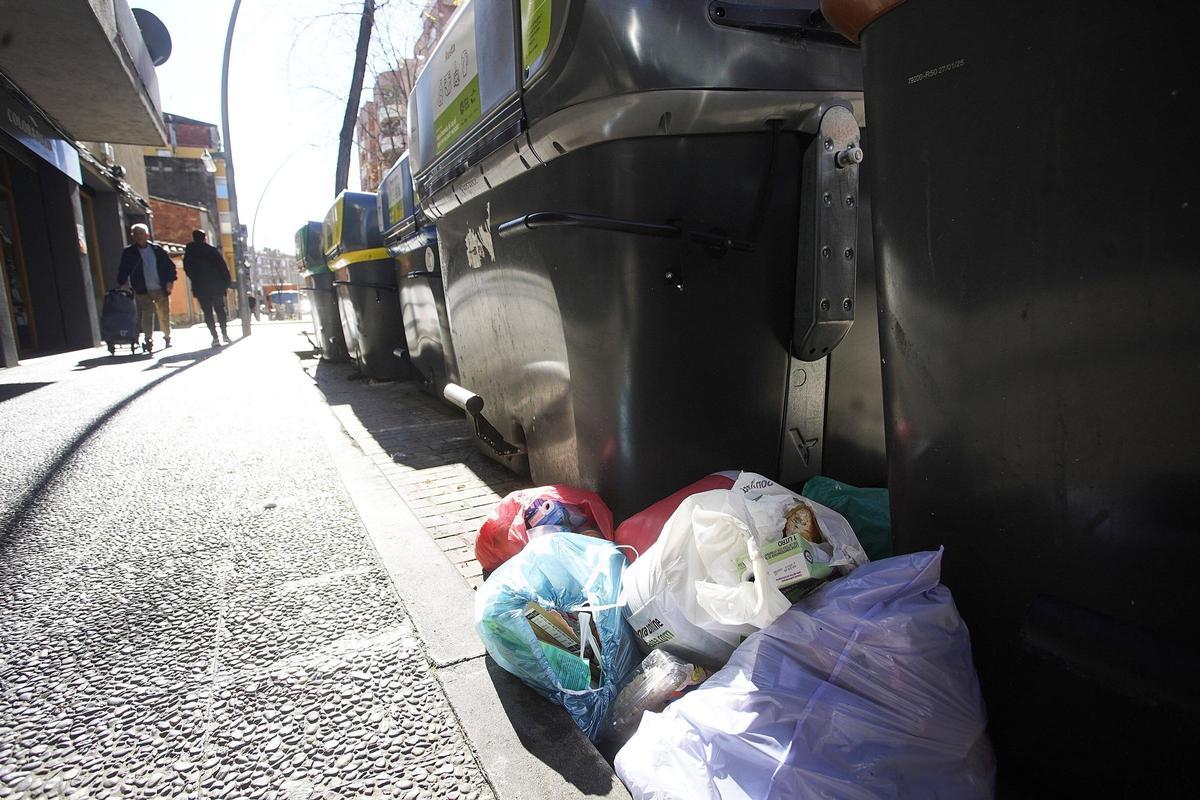 Bosses d’escombraries fora dels nous contenidors a Santa Eugènia.