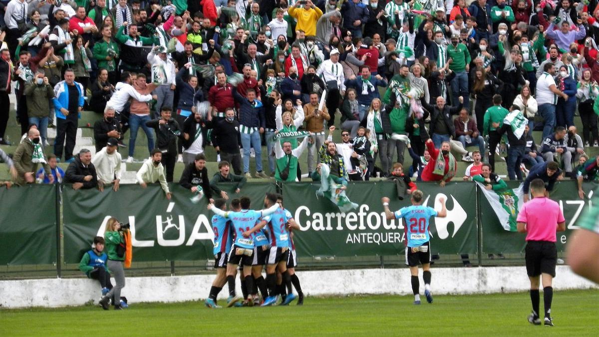 Los jugadores del Córdoba celebran el gol de la victoria ante su afición en Antequera.