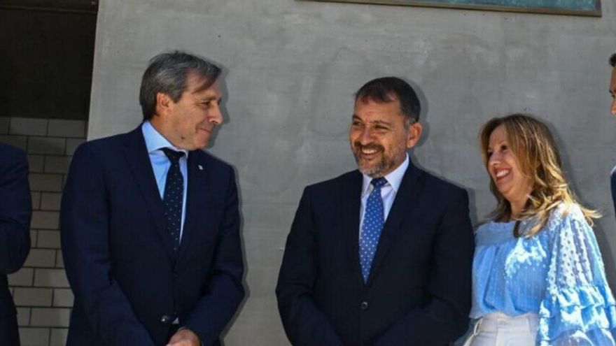 Felipe Miñambres bromea con Bermúdez y Dávila, ayer.