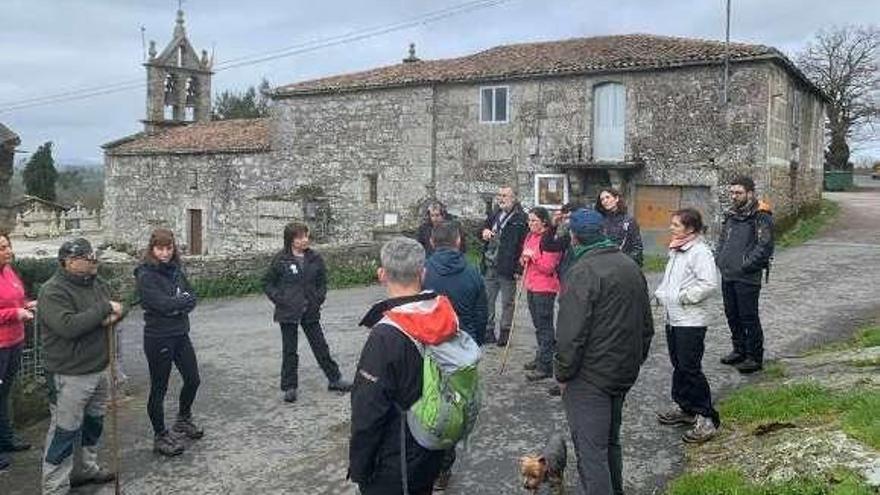 Los participantes en la ruta, durante una parada.