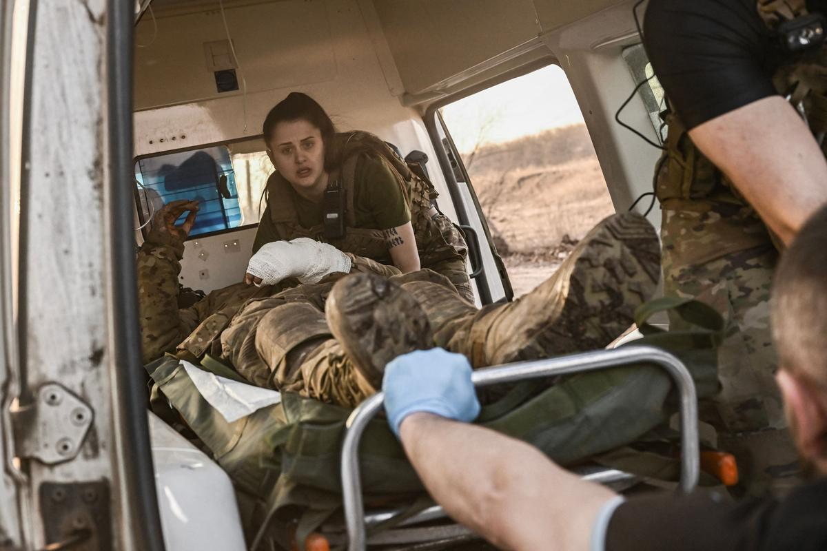 Paramédicos ucranianos evacuan a militares heridos en la línea del frente de Bajmut, el 23 de marzo de 2023