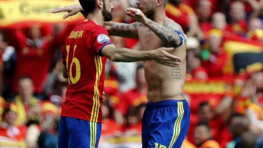 Sergio Ramos se abraza a Juanfan al final del partido.