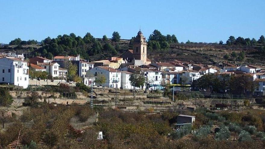 Aquest poble ofereix casa i feina a una família per salvar el seu col·legi