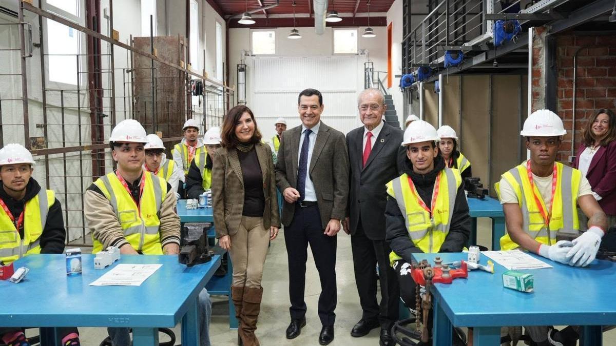 Rocío Blanco, Juanma Moreno y Francisco de la Torre en la inauguración de las obras de rehabilitación del Centro de Empleo Remedios Rojo, en 2025