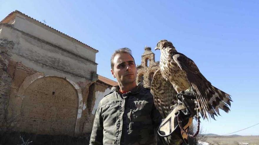 Óscar Maniega posa con un azor en la Torre del Valle.