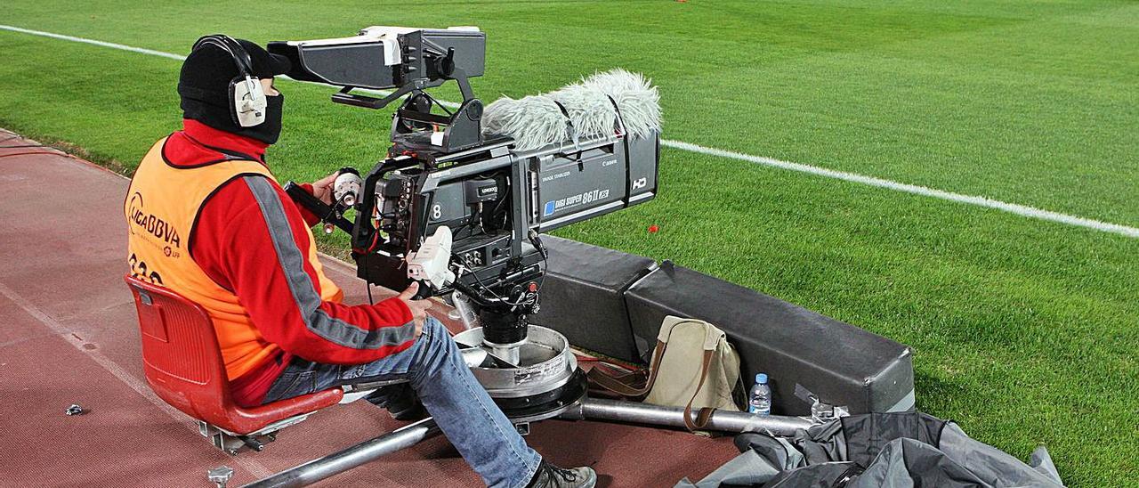 Un cámara de televisión, en un partido en el estadio de Son Moix.