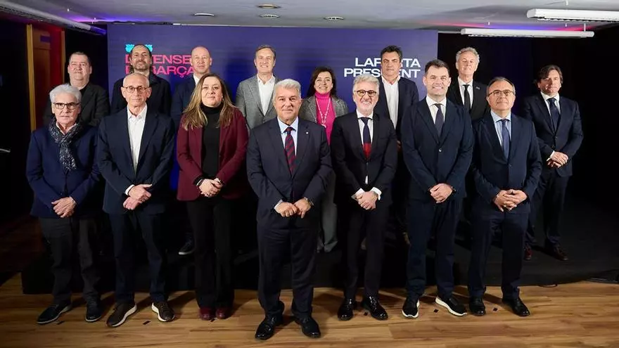 Laporta y sus catorce directivos posan ante los fotógrafos y las cámaras en la sede electoral