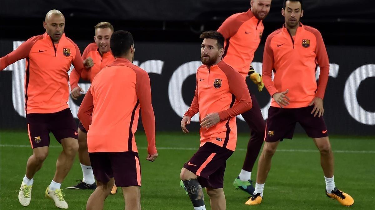 zentauroepp40749583 barcelona s forward lionel messi  c  takes part in a trainin171031103452