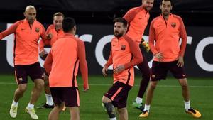 zentauroepp40749583 barcelona s forward lionel messi  c  takes part in a trainin171031103452