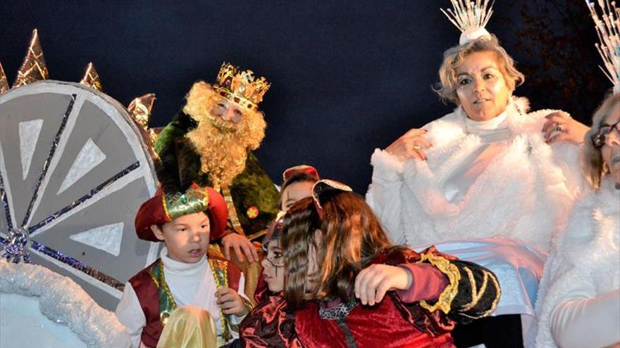 Luces, colorido y caramelos para unos Reyes adelantados en Almendralejo