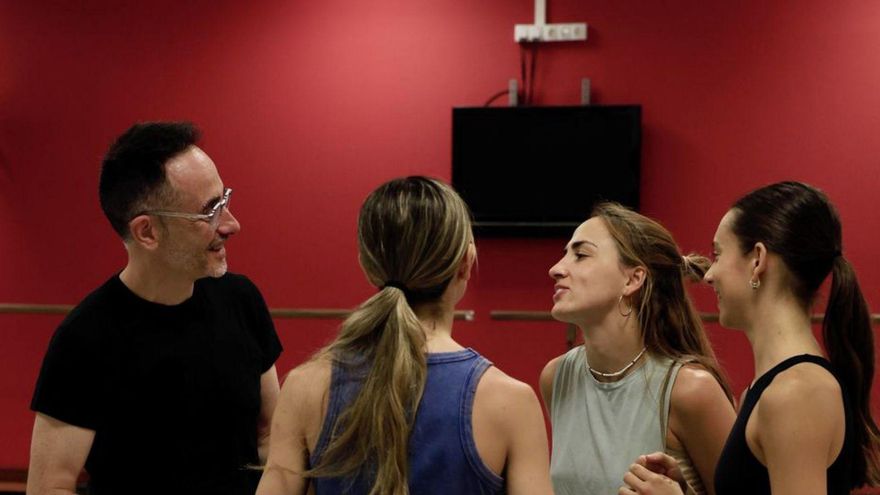 Yoshua Cienfuegos conversa con varias de las participantes en las estancias coreográficas de Oviedo. | JUAN PLAZA