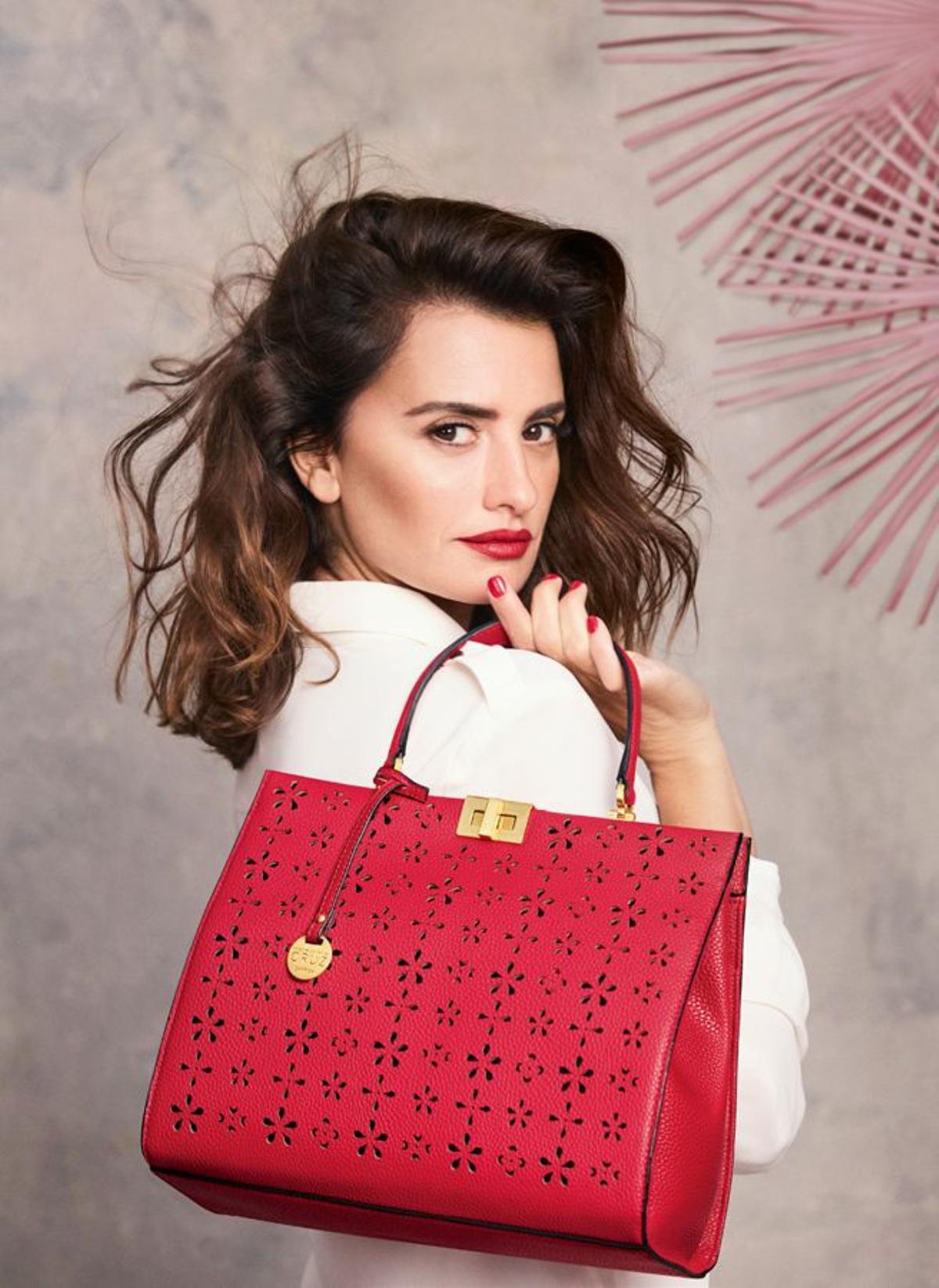 Carpisa: Penélope Cruz, bolso rojo