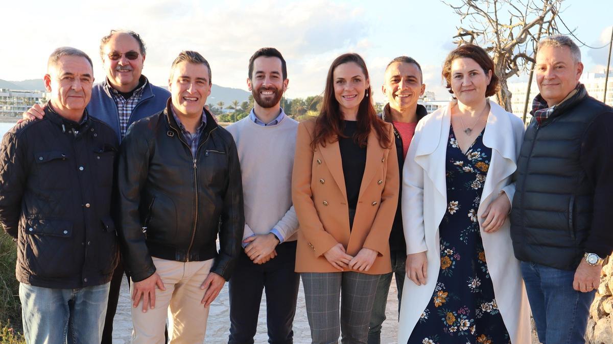 Javier Torres, en el centro, y los componentes del comité insular renovado.