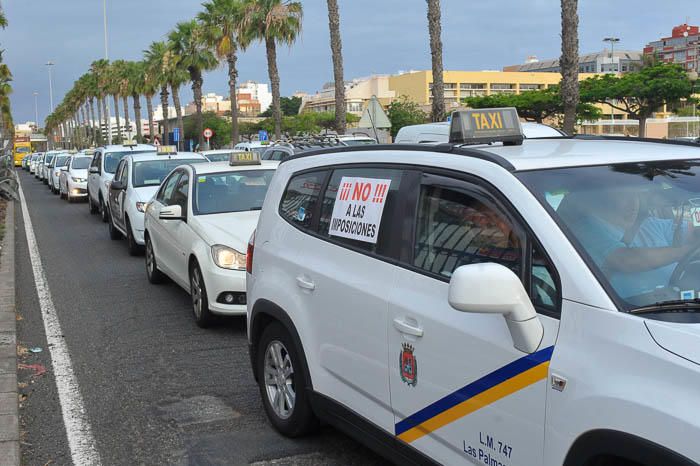Protesta de taxistas contra el día libre