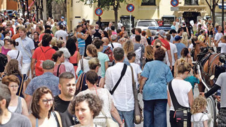 El tiempo inestable generó el martes una avalancha de turistas en Palma.