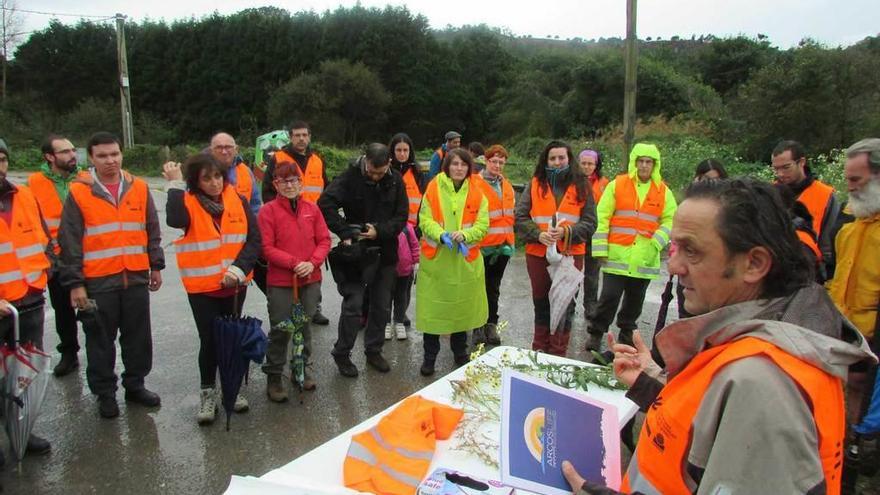 Álvaro Bueno, junto a los voluntarios, antes de comenzar la actividad.