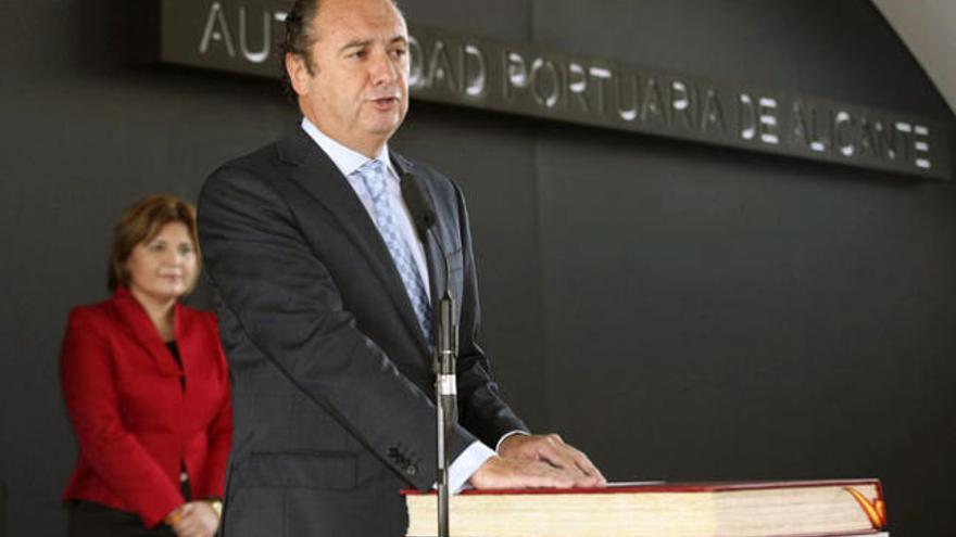 José Joaquín Ripoll jura su cargo como presidente de la Autoridad Portuaria de Alicante ante la consellera de Infraestrucuturas de la Comunidad Valenciana, Isabel Bonig.