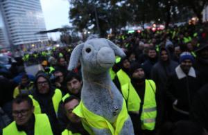 Numerosos taxistas han esperado frente al Departament de Territori y durante tres horas y veinte minutos, que  terminase la reunión entre conseller Damià Calvet, la AMB y los representantes del sector del taxi. 