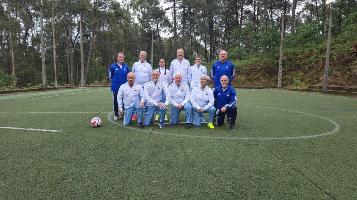 Jugadores y técnicos de la selección gallega de fútbol a pie.