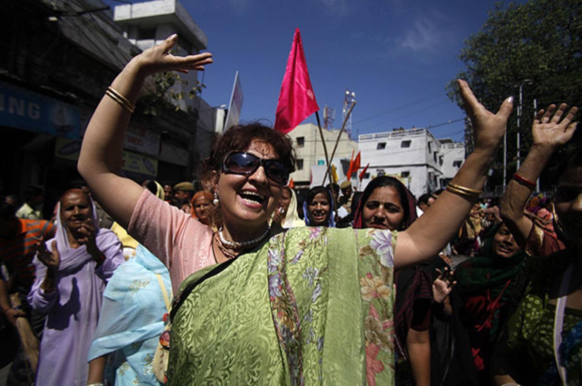 Una dona hindú balla durant el ’Jagannath Rath Yatra’, el festival de carros del déu Jagannath a Jammu, a l’Índia.