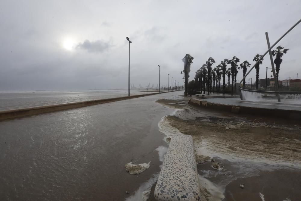 Efectos del temporal en la playa de la Malvarrosa.