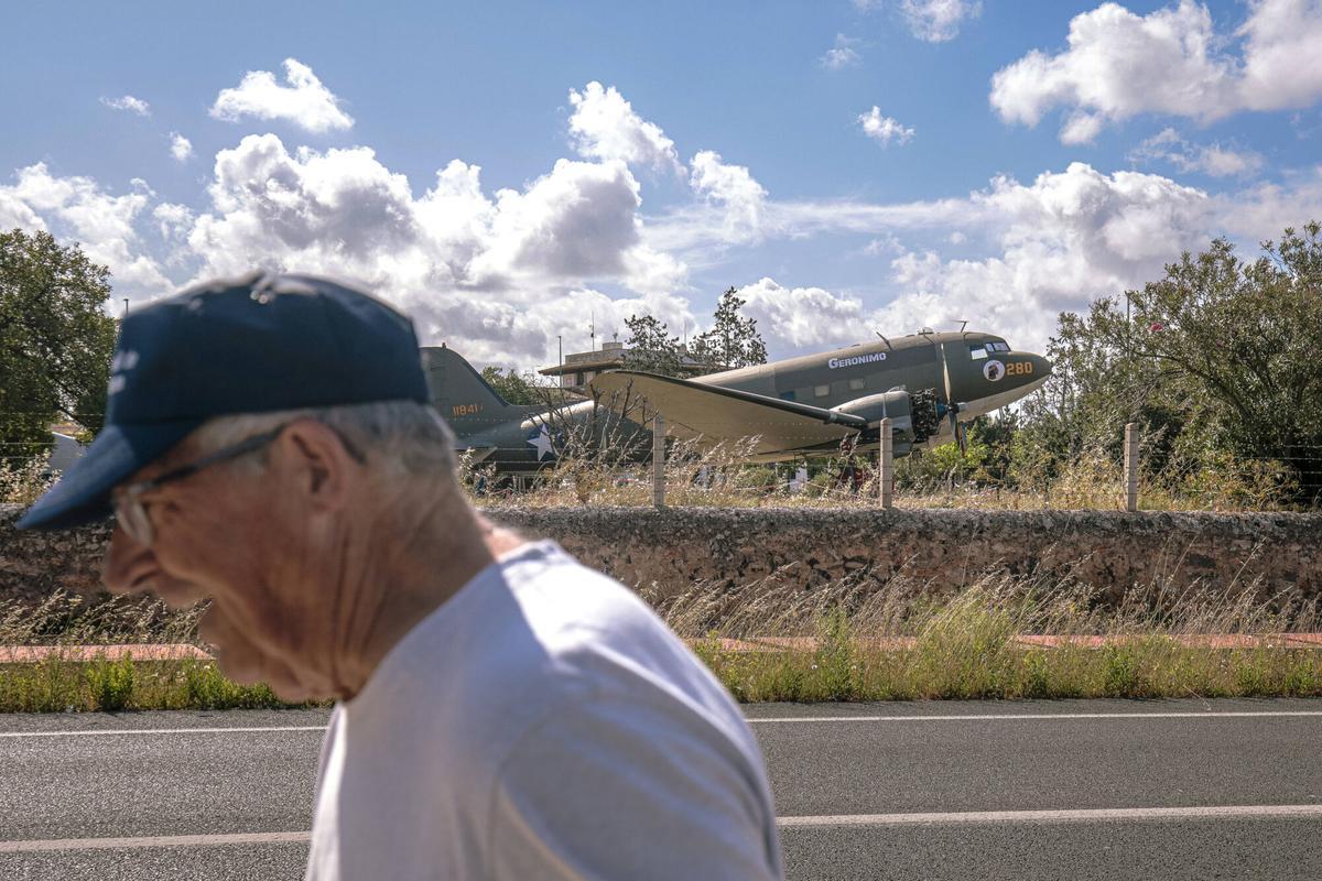 Un histórico avión de la Segunda Guerra Mundial abandonado en Mallorca se exhibe tras ser restaurado: "Es un orgullo"