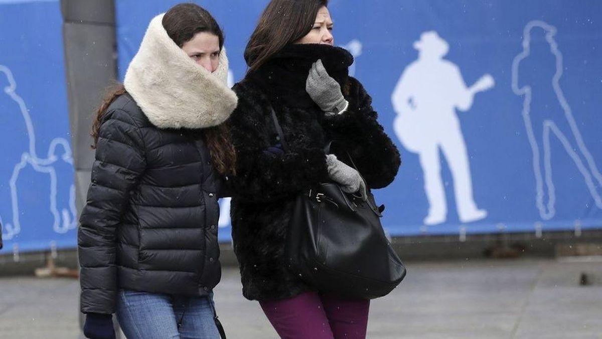 Dos mujeres abrigadas ante la llegada del temporal del frío.