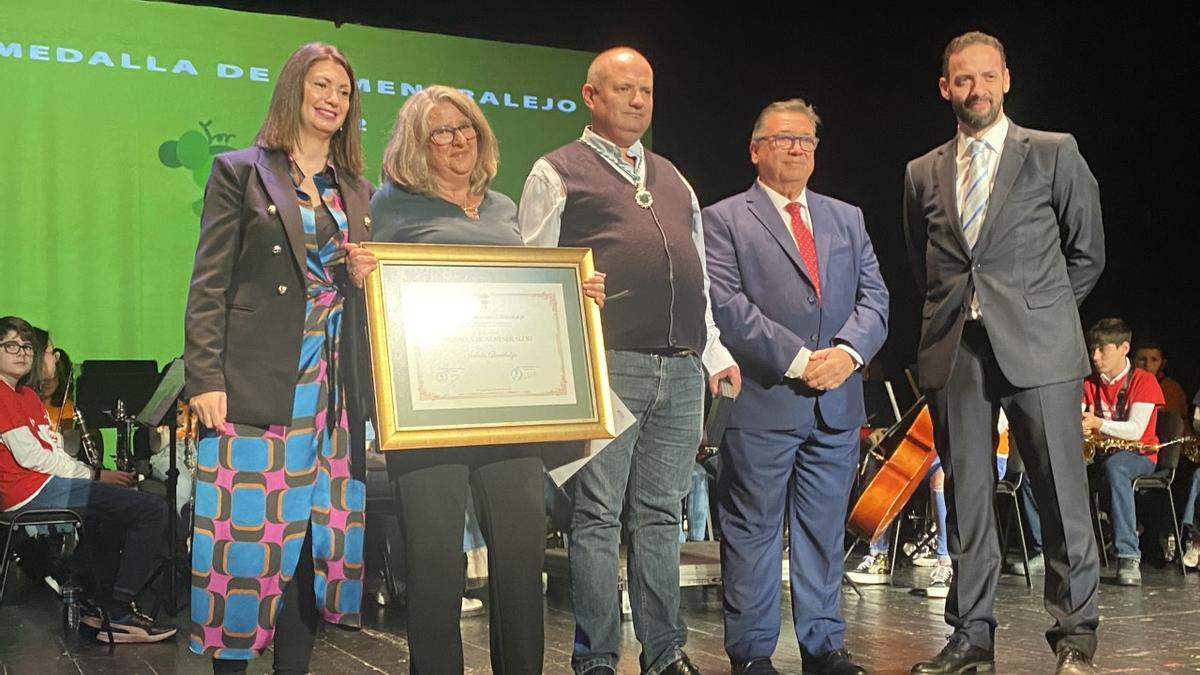 Entrega de la Medalla de Almendralejo a Includes