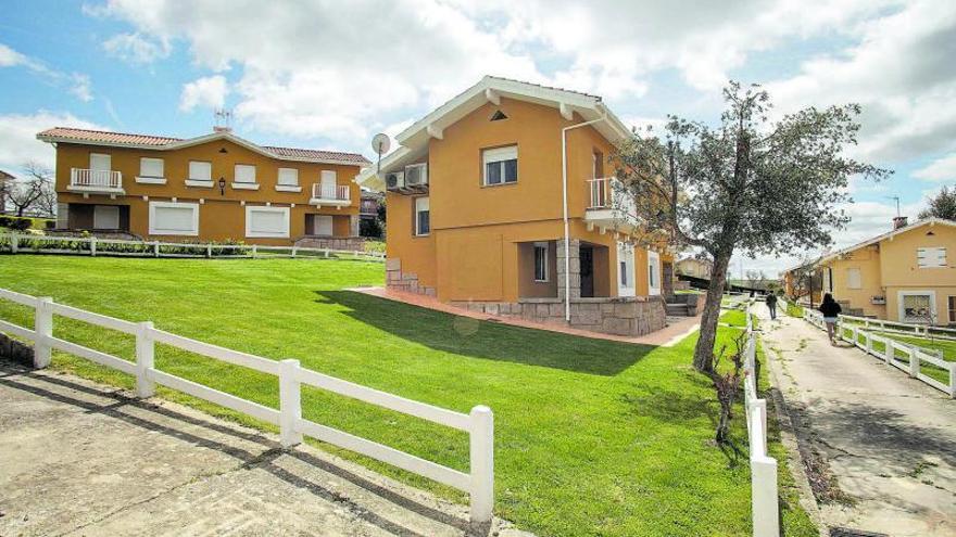 1- Vista general del Poblado del Esla, junto al embalse de Ricobayo, lleno de jardines y caminos para pasear. 2- VIstas desde una ventana. 3- Preparativos en el dormitorio de una vivienda. 4- Cocina completamente equipada. 5- Salón de una de las casas rurales. 6- Mobiliario en el interior  de las viviendas. 7- Vistas desde un balcón del Poblado del Esla.