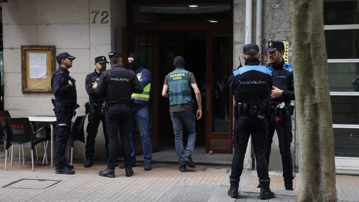 Despliegue policial en Ourense durante el operativo contra los robos con violencia.